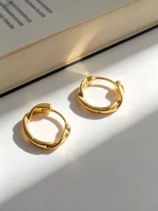 Detail von goldenen Mobius-Ohrringen aus S925-Silber mit elegantem Licht- und Schattenspiel