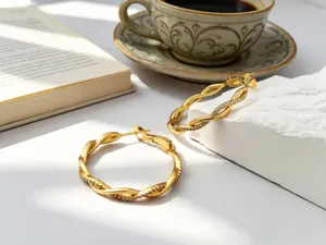Detalle de pendientes de aro retorcidos en plata S925 vintage con circonitas