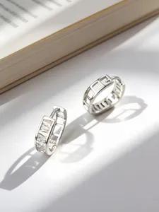 Primo piano di orecchini a cerchio in argento sterling S925 con zirconi brillanti
