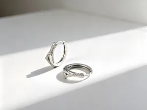 Detailopname van S925 sterling zilveren oorringen met een V-vormig ontwerp met zirkonia inleg