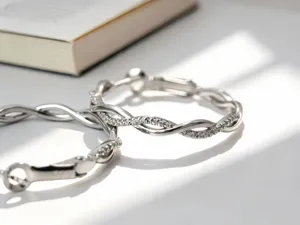 Primer plano de aros de plata de ley S925 con diseño trenzado y circonitas claras