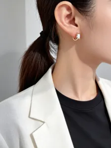 Dettaglio di un orecchino geometrico in argento S925 con resina bianca indossato