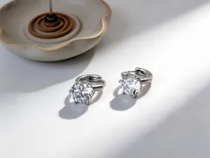 Detalle de circonitas de 6 mm engastadas en aretes de aro de plata S925.