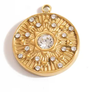 Detailansicht eines goldfarbenen Sonnenanhängers aus Edelstahl mit Kristallen.