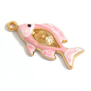 Nahaufnahme eines vergoldeten Edelstahl-Fischanhängers mit rosa-weißem Emaille.