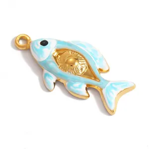 Detailansicht eines Fisch-Anhängers aus Gold-Edelstahl mit hellblauem Emaille-Tropfdesign