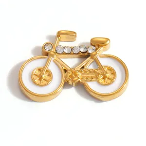 Nahaufnahme eines goldenen Fahrradanhängers mit weißer Emaille und Strasssteinen