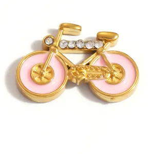 Exquisites Makro-Detail eines vergoldeten Fahrrad-Anhängers mit rosa Emaille und Kristallen.