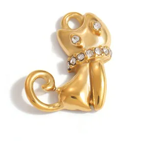 Makroansicht eines vergoldeten Katzenanhängers aus Edelstahl mit funkelnden Strasssteinen.