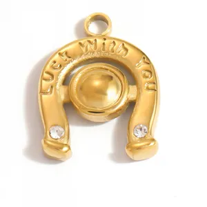 Detailaufnahme eines hufeisenförmigen Anhängers aus goldenem Edelstahl mit Gravur 'Luck With You'