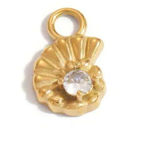 Detailansicht des goldenen Muschelanhängers aus Edelstahl mit funkelndem Zirkoniastein.