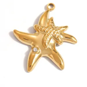 Makrodetail eines goldenen Seestern-Anhängers aus Edelstahl mit eingebettetem Kristall