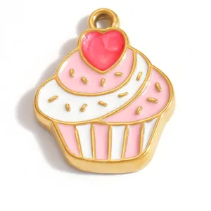 Makrodetail eines Cupcake-Anhängers mit rosa Emaille und einem goldfarbenen Herz