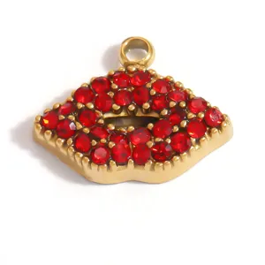 Makrodetailansicht eines lippenförmigen Anhängers aus goldenem Edelstahl mit roten Kristallen