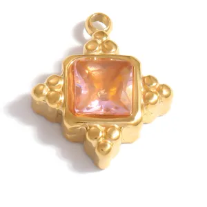 Detailansicht eines vintage-goldfarbenen Edelstahl-Anhängers mit rosa Stein.