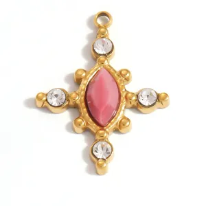 Detailansicht eines goldenen Kreuzanhängers aus Edelstahl mit rosa Stein und Strass.