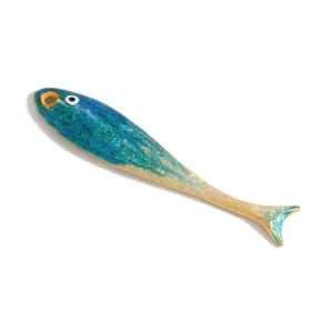 Vista dettagliata di un ciondolo a forma di pesce oceano glitterato per gioielli DIY