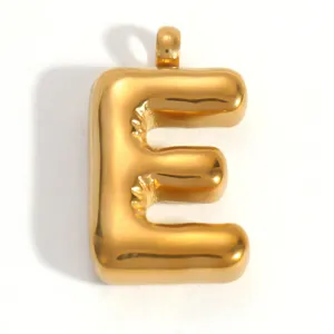 Gros plan d'un pendentif lettre E bulle dorée avec une finition miroir polie brillante