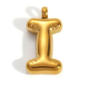 Vue détaillée d'un pendentif en forme de lettre I dorée en acier inoxydable poli.