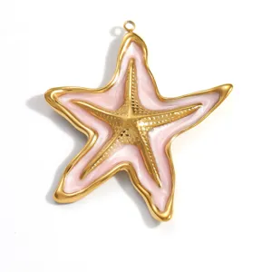 Dettaglio di un ciondolo a forma di stella marina in acciaio dorato con smalto rosa