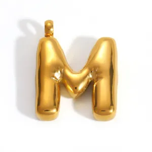 Gros plan du pendentif lettre M bulle dorée pour la création de bijoux DIY