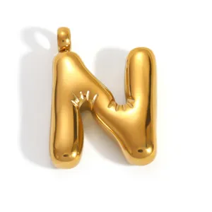 Vue détaillée d'un pendentif lettre N en acier inoxydable doré à l'or fin, style bulle chic