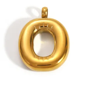 Gros plan du pendentif lettre O dorée polie avec un design gonflé 3D moderne élégant