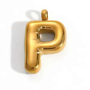 Vue détaillée d'un pendentif en forme de lettre P bullée en acier inoxydable plaqué or poli