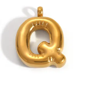 Vue détaillée d'un pendentif lettre Q en acier inoxydable doré, style ballon.