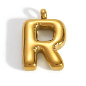 Vue détaillée d'un pendentif lettre R bulle plaqué or pour la création de bijoux DIY