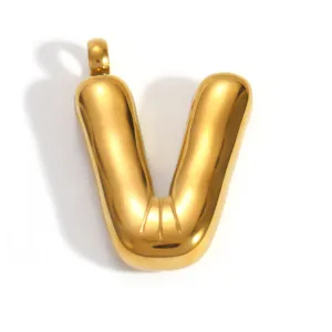 Vue macro d'un pendentif en forme de lettre V bulle en acier inoxydable doré brillant