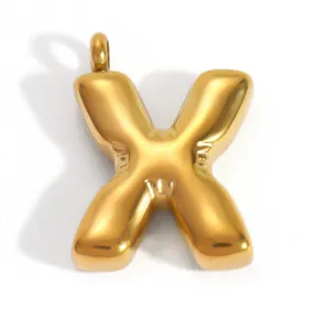 Vue détaillée d'un pendentif lettre X bulle en acier inoxydable doré à l'or fin