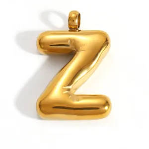 Gros plan détaillé du pendentif lettre Z en acier inoxydable doré brillant style bulle