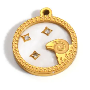 Detailansicht des vergoldeten Widder-Zodiac-Anhängers mit weißem Inlay und Kristallen
