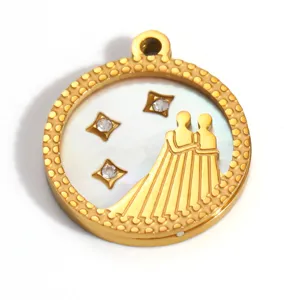 Makrodetail eines vergoldeten Zwillinge-Anhängers mit weißer Muschel und Stern-Strass.