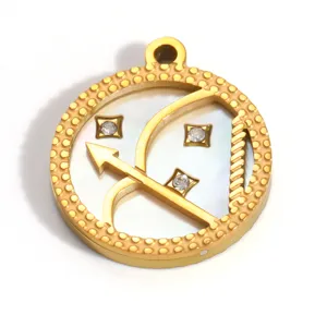 Nahaufnahme des Schütze-Zodiak-Anhängers mit Goldplattierung und Muscheleinlage