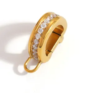 Makroansicht des 18k vergoldeten Edelstahl-Schmuckverschlusses mit Zirkonia-Inlay