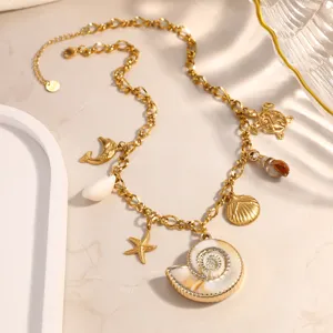 Dettaglio di collana in acciaio inossidabile placcato oro stile mare con ciondoli a conchiglia