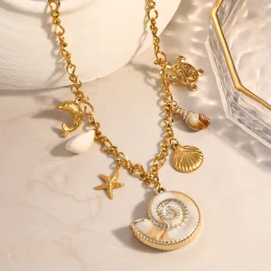 Primo piano della collana in acciaio inossidabile dorato con ciondoli a forma di conchiglia