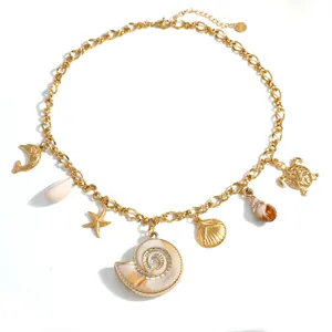 Dettaglio della collana dorata a tema marino con ciondoli a forma di conchiglia e stella