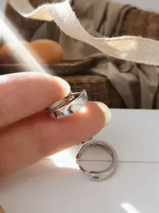 Primo piano dei cerchi minimalisti in argento sterling 925 con finitura lucida a specchio