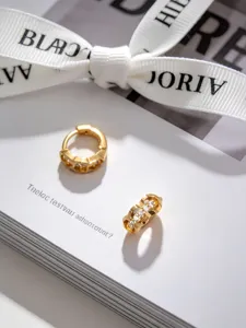Primer plano de pendientes de aro mini de plata S925 bañada en oro 6mm con piedras.