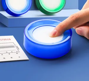 Vista dettagliata del bicchiere umidificatore in plastica blu con spugna per contare contanti.