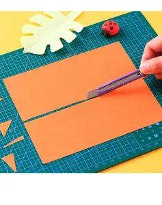 Detailansicht der grünen Schneidematte A3 mit Rasterlinien für Bastelarbeiten und DIY.