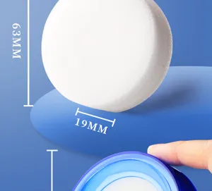 Vista dettagliata della spugna bianca e del contenitore blu con dimensioni per contare.