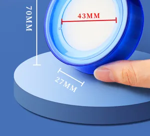 Primo piano della tazza spugna blu per inumidire le dita con chiari segni di dimensione.