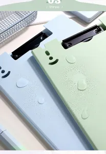 Close-up van waterdicht A4-klembord met zwarte metalen clip en smiley-detail