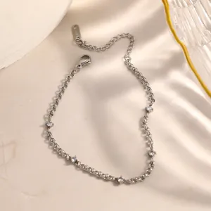 Vista dettagliata di un bracciale minimalista in acciaio inossidabile con cristalli