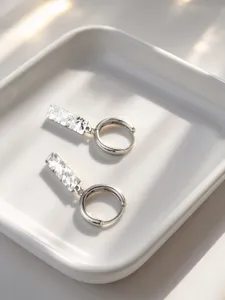 Orecchini a cerchio in argento S925 con pendenti rettangolari a trama martellata