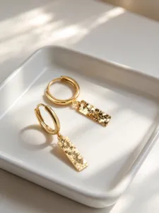 Eleganti orecchini a cerchio placcati oro S925 con pendente rettangolare martellato